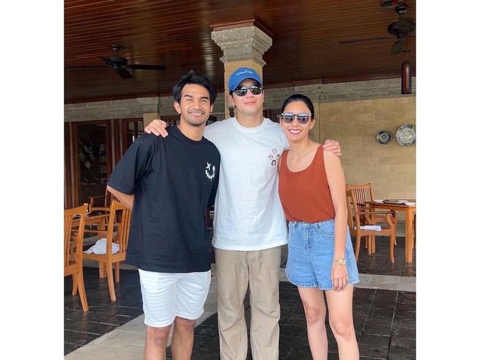 Tyas Mirasih dan suami saat foto bareng dengan Son Suk Ku.