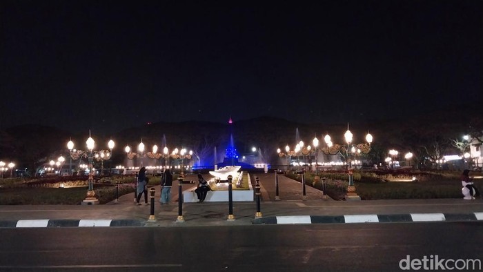 Wajah baru Alun-alun Tugu Kota Malang yang dihiasi lampu-lampu saat malam.