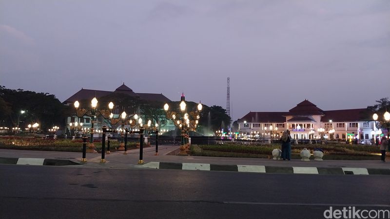 Wajah baru Alun-alun Tugu Kota Malang yang dihiasi lampu-lampu saat malam.