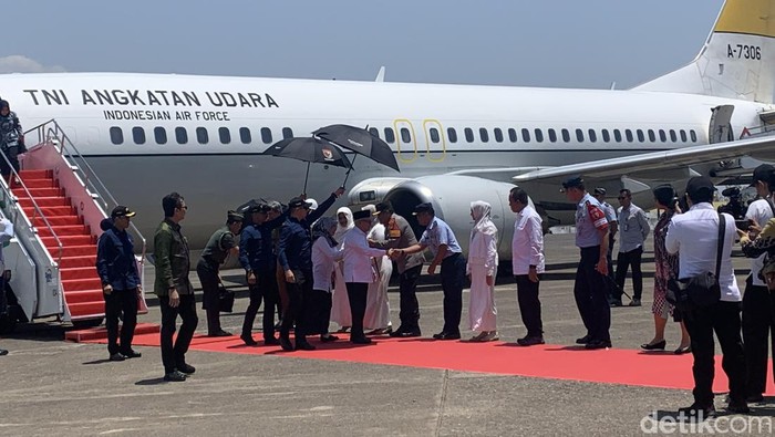 Wapres Ma’ruf Amin tiba di Pangkalan TNI AU Sultan Hassanudin. (Mulia Budi/detikcom)