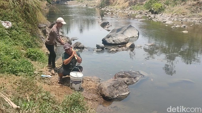 Warga ambil air dari sungai
