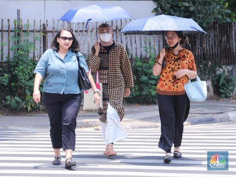 Warga berjalan di sekitar Halte Tosari saat Hari Kulminasi Utama yang jatuh pada pukul 11.40 WIB di Jakarta, Senin (9/10/2023). Hari Kulminasi Utama atau fenomena Hari Tanpa Bayang merupakan posisi dimana matahari berada di posisi tertinggi. (վ/Faisal Rahman)