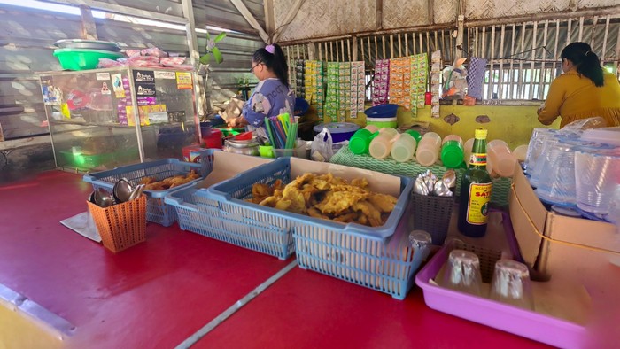 Warung Pak Edi yang legendaris di Jember, nasi bungkus hanya Rp 5 ribu.