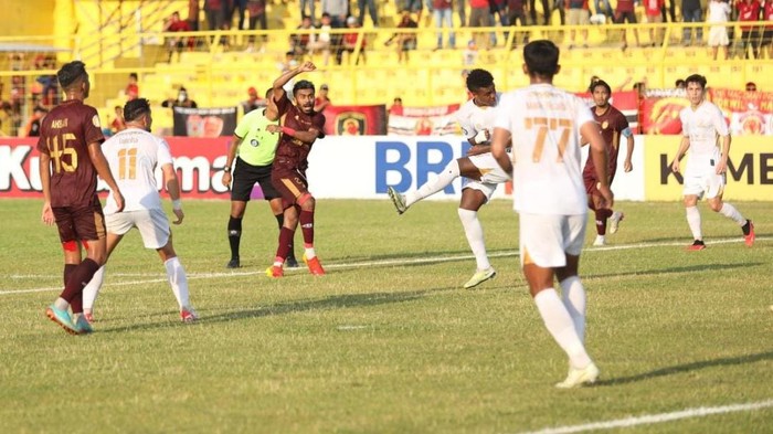 Yance Sayuri dimainkan saat PSM Makassar melawan Madura United di Stadion Gelora BJ Habibie Parepare dalam laga Liga 1 2023/2024.