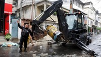 Petugas polisi membongkar barikade yang dipasang geng kriminal. Informasi intelijen baru-baru ini mengindikasikan bahwa para bos kejahatan telah berpindah dari Mare ke dua komunitas lainnya, demikian ungkap pemerintah Rio melalui media sosial X, yang sebelumnya bernama Twitter.