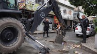 Pemerintah juga mengatakan bahwa 1.000 petugas berpartisipasi dalam penggerebekan tiga komunitas tersebut.  