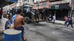 Aksi Polisi Brasil Kerahkan Buldoser Buru Penjahat Narkoba
