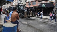 Petugas polisi berdiri di atas buldoser, selama operasi anti-kejahatan di dalam kompleks favelas Mare, di Rio de Janeiro , Brasil, Senin (9/10/2023). Polisi menyasar tiga lingkungan berpenghasilan rendah di kota itu dengan tujuan menumpas geng kriminal.
