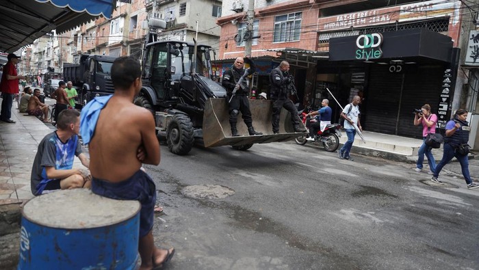 Aksi Polisi Brasil Kerahkan Buldoser Buru Penjahat Narkoba Police officers stand on a bulldozer, during an anti-crime operation inside the favelas Mare complex, in Rio de Janeiro, Brazil, October 9, 2023. REUTERS/Pilar Olivares TPX IMAGES OF THE DAY