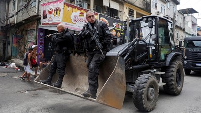 Aksi Polisi Brasil Kerahkan Buldoser Buru Penjahat Narkoba