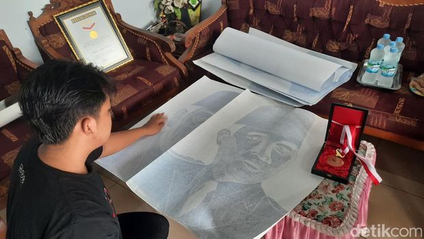Andre Andika Putra (20) melukis wajah 7 presiden Indonesia dengan model tipografi. Karyanya itu mendapat pengakuan dari MURI.
