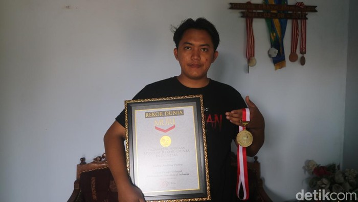 Andre Andika Putra (20) melukis wajah 7 presiden Indonesia dengan model tipografi. Karyanya itu mendapat pengakuan dari MURI.