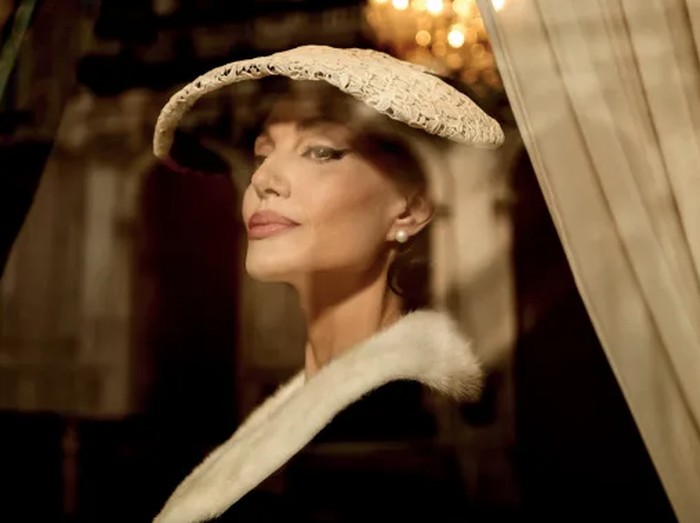 Penampilan perdana Angelina Jolie sebagai penyanyi opera Maria Callas.