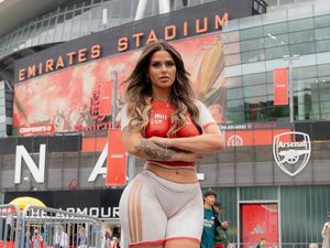 Heboh Fans Arsenal Tanpa Busana Pergi ke Emirates Stadium
