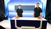 Presiden Direktur AXA Mandiri Handojo G. Kusuma berbincang bersama Direktur AXA Mandiri Rudi Nugraha, saat peluncuran Asuransi Mandiri Flexi Proteksi di Jakarta.  