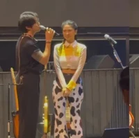 Dikta juga tampak hadir di pesta ulang tahun Azizah dan membawakan lagu. Dinyanyikan khusus oleh Dikta, Azizah tampak malu-malu. Foto: Instagram