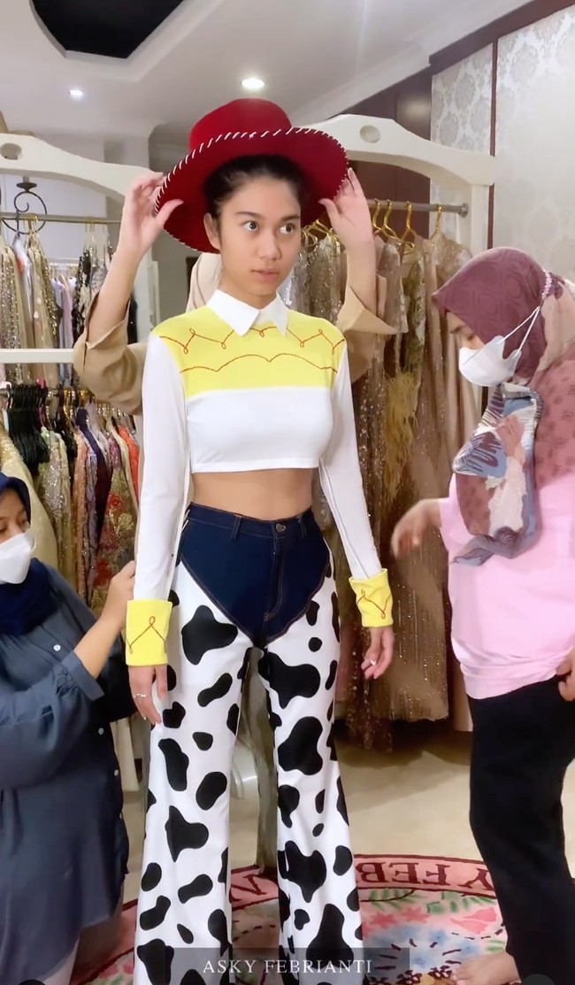 Kostum yang dikenakan oleh Azizah sendiri merupakan rancangan desainer Asky Febrianti. Azizah sudah menghubungi sang desainer sejak dirinya masih berada di Jepang. Foto: Instagram