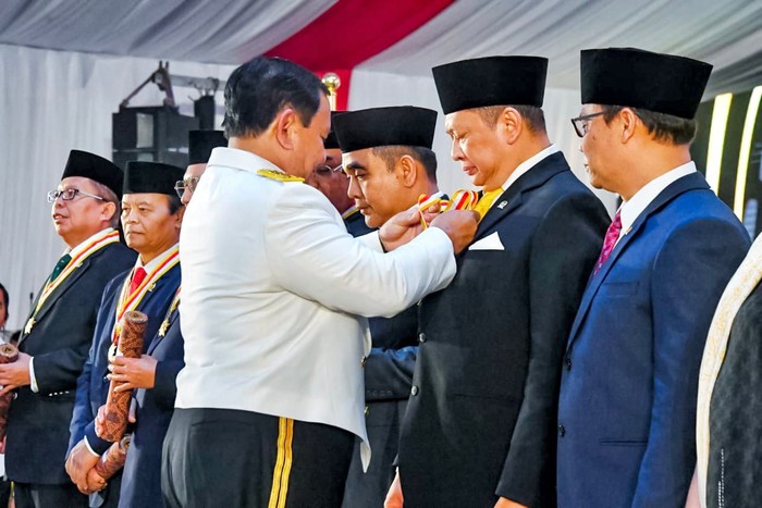 Bamsoet Terima Penghargaan Dharma Pertahanan Utama dari Prabowo