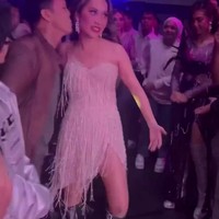 Terbaru, keduanya berhasil bikin heboh usai video yang memperlihatkan Ariel mencium BCL sebelum BCL naik ke panggung. Dalam video singkat tersebut Ariel tampak mencium pipi kanan BCL. Foto: Instagram/@r_cutha2/