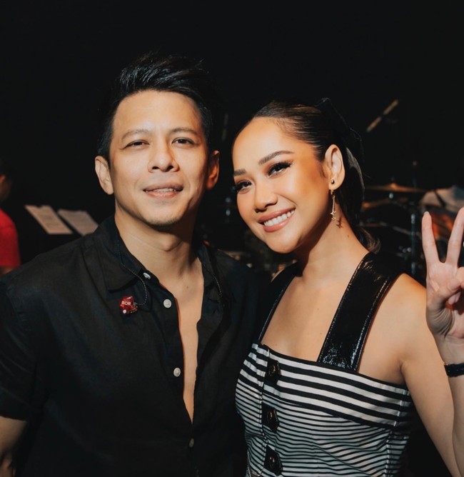 Pentolan band NOAH, Ariel belakangan berhasil curi atensi kala terlihat mencium BCL. Ariel dan pelantun lagu Cinta Sejati itu memang diketahui telah bersahabat sejak lama. Foto: Instagram/@bclsinclair