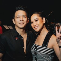 Pentolan band NOAH, Ariel belakangan berhasil curi atensi kala terlihat mencium BCL. Ariel dan pelantun lagu Cinta Sejati itu memang diketahui telah bersahabat sejak lama. Foto: Instagram/@bclsinclair