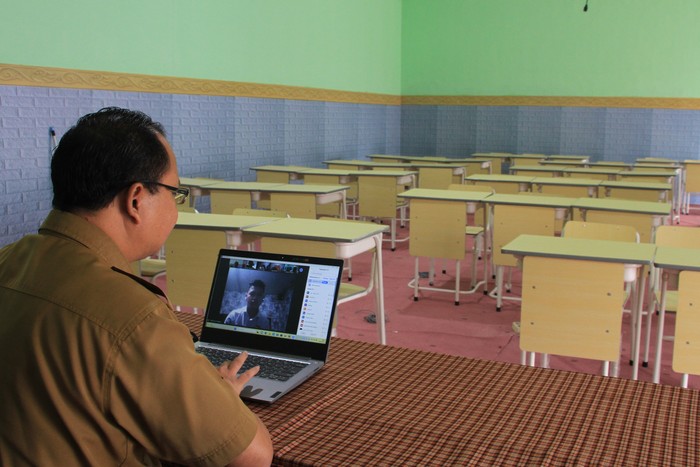 Guru melakukan pembelajaran secara daring di Sekolah Menengah Atas (SMA) Negeri 02 Palangka Raya, Kalimantan Tengah, Selasa (10/10/2023). Dinas Pendidikan Kota Palangka Raya memperpanjang pembelajaran jarak jauh untuk siswa jenjang TK/PAUD, SD/MI, da