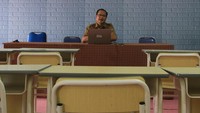 Guru melakukan pembelajaran secara daring di Sekolah Menengah Atas (SMA) Negeri 02 Palangka Raya, Kalimantan Tengah, Selasa (10/10/2023).