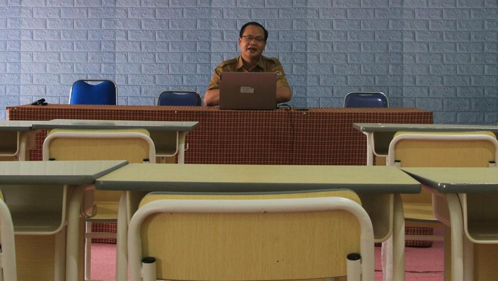 Belajar daring diperpanjang dampak kabut asap di Palangka Raya Guru melakukan pembelajaran secara daring di Sekolah Menengah Atas (SMA) Negeri 02 Palangka Raya, Kalimantan Tengah, Selasa (10/10/2023). Dinas Pendidikan Kota Palangka Raya memperpanjang pembelajaran jarak jauh untuk siswa jenjang TK/PAUD, SD/MI, dan SMP/MTS hingga 14 Oktober mendatang akibat dampak buruk bencana kabut asap yang melanda Kota Palangka Raya. ANTARA FOTO/Auliya Rahman/Spt.