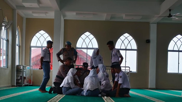 Belasan siswa SMAN 1 Tanjungpinang kesurupan saat jam pelajaran, Selasa (10/10/2023). (Foto: Istimewa)