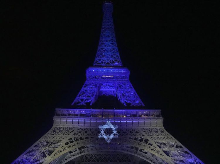 Bentuk Dukungan, Menara Eiffel Disinari Bendera Israel