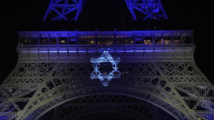 Bentuk Dukungan, Menara Eiffel Disinari Bendera Israel The Eiffel Tower is illuminated with the colors of Israel after a demonstration in a show of support for Israel, Monday, Oct. 9, 2023 in Paris, two days after Hamas fighters launched an unprecedented, multi-front attack on Israel which killed more than 700 people. (AP Photo/Michel Euler)