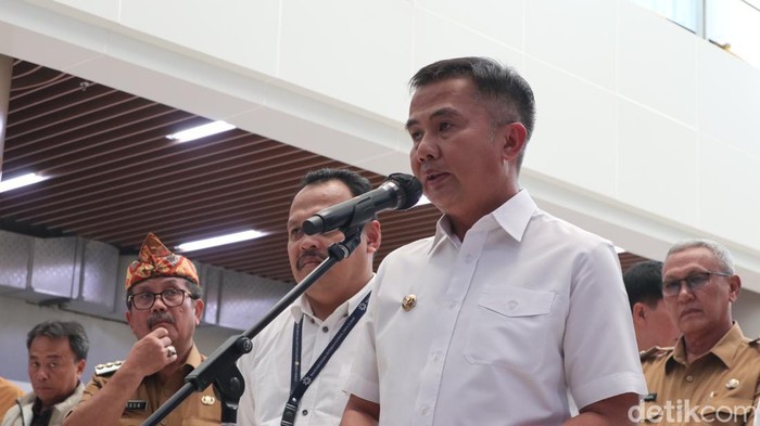 Bey menyebut Pemprov Jabar akan mendukung promosi Piala Dunia U-17 dengan mengajak masyarakat ikut merasakan Kereta Cepat Jakarta Bandung.
