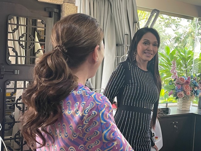 Dikatakan jika keinginan untuk mempercantik wajah telah diniatkan bahkan sebelum dirinya jadi viral. Selain demi tampil lebih fresh, Bunda Corla mengungkap jika alasannya menjalani oplas adalah karena komentar netizen. Menurut ibu satu anak itu, selalu saja ada tulisan penonton saat siaran langsung di media sosial yang membuatnya tidak percaya diri. Foto: Rahmi Anjani/Wolipop