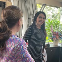 Dikatakan jika keinginan untuk mempercantik wajah telah diniatkan bahkan sebelum dirinya jadi viral. Selain demi tampil lebih fresh, Bunda Corla mengungkap jika alasannya menjalani oplas adalah karena komentar netizen. Menurut ibu satu anak itu, selalu saja ada tulisan penonton saat siaran langsung di media sosial yang membuatnya tidak percaya diri. Foto: Rahmi Anjani/Wolipop