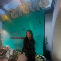 Sebenarnya Bunda ada niat mau tarik wajah berawal dari netizen. Sebelum viral udah niat oplas karena kan pas live waktu ramai-ramainya penonton pada nanya usia berapa. Asal live, ada yang bilang berkerut, tua. Jadi, sudah punya rencana sebelum COVID. Aku bilang tunggu kalau aku ke Jakarta aku oplas, ujarnya. Foto: Rahmi Anjani/Wolipop