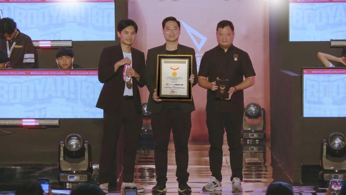 Garena Indonesia melalui Garena Youth Championship (GYC) 2023, sukses memecahkan rekor Museum Rekor Dunia Indonesia (MURI) sebagai Turnamen Esports Offline (Luring) oleh Pelajar Terbanyak di Indonesia.