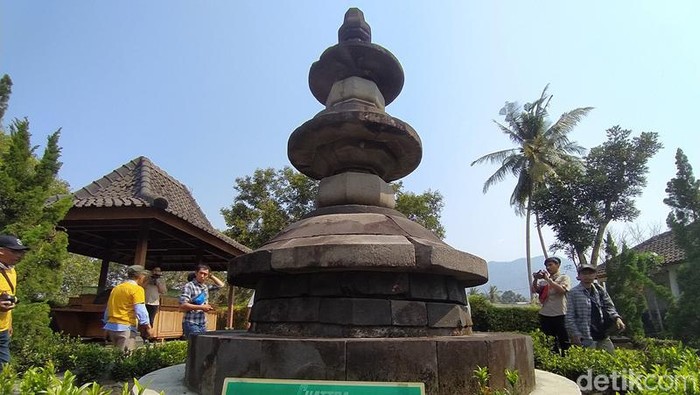 Chattra, benda serupa tugu dai batu yang ada di Museum Candi Borobudur. Foto diunggah Selasa (10/10/2023).