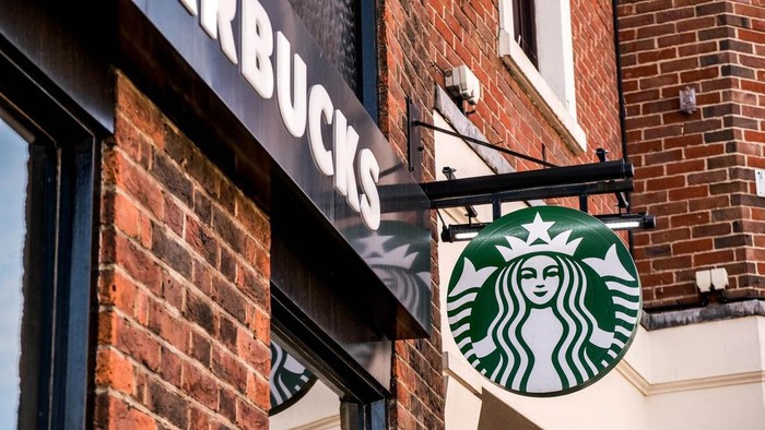 Dipaksa Beli Kopi di Starbucks, Pria Ini Ngamuk Tumpahkan Kopi