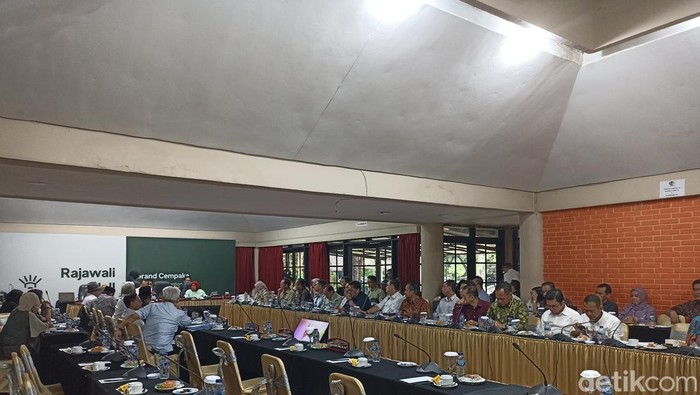 DPRD DKI Jakarta bersama Pemprov kembali menggelar rapat pembahan APBD 2024 di Puncak, Bogor (Tiara Aliya/detikcom)
