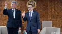 Fadli Zon menyoroti korban jiwa dari kedua pihak serta menyebut Israel melakukan pelanggaran berbagai perjanjian internasional serta resolusi PBB.  