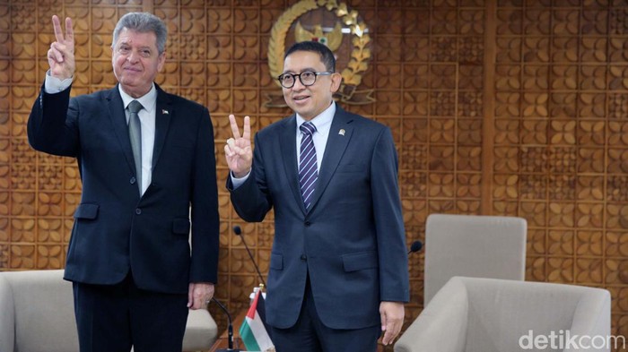 Ketua BKSAP DPR Fadli Zon menerima Duta Besar Palestina untuk Indonesia Zuhair Al Shun. Pertemuan ini dilakukan usai pecah konflik Hamas dan Israel.