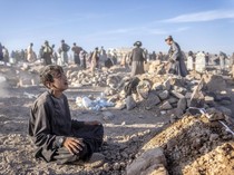 Duka Warga Afghanistan Saat Pemakaman Massal Ribuan Korban Gempa