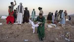 Duka Warga Afghanistan Saat Pemakaman Massal Ribuan Korban Gempa