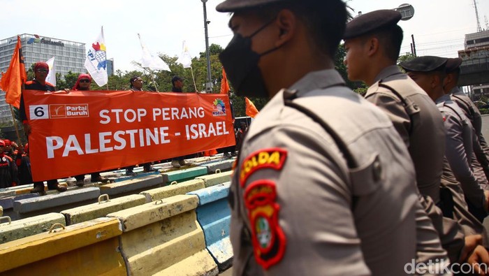 Sejumlah massa buruh membentangkan spanduk Stop Perang Palestina- Israel, saat aksi di depan Kedutaan Besar Amerika, Jl Medan Merdeka Selatan, Jakarta, Selasa (10/10/2023).