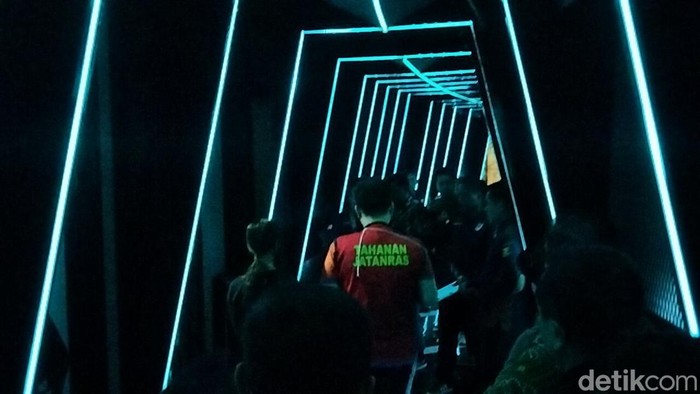Fakta Baru, Ronald Keluar Blackhole KTV Bareng Dini Tenteng Botol Miras