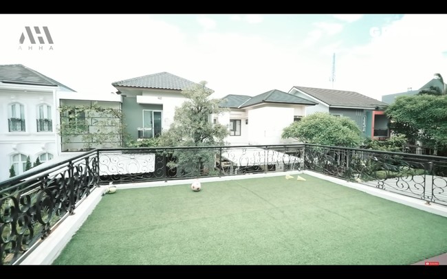 Setelah dihubungi detikcom, Bedu membantah kabarnya terjerat pinjaman online hingga harus menjual rumah. “Pinjol pernah, tapi logika aja pinjol itu paling berapa. Itu lunas-lunas terus,” kata Bedu dalam sambungan telepon, Selasa (10/10/2023). Dia ingin menjual rumah agar tidak ada lagi defisit karena faktor job yang juga berkurang.Foto: dok. YouTube Atta Halilintar