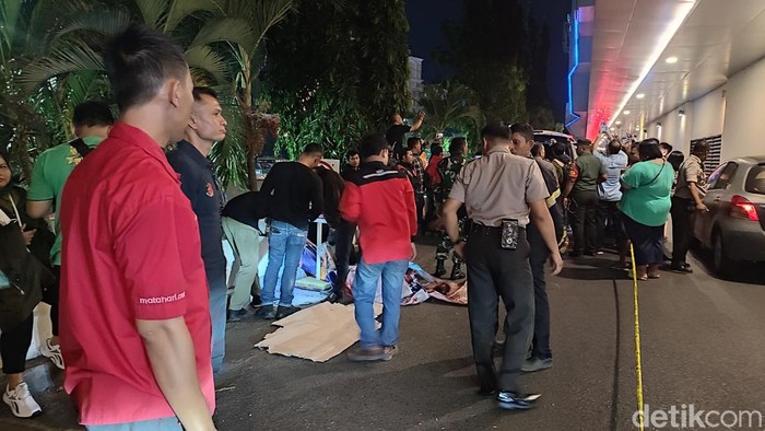 Polisi melakukan olah TKP gadis jatuh dari lantai empat mal di Semarang.