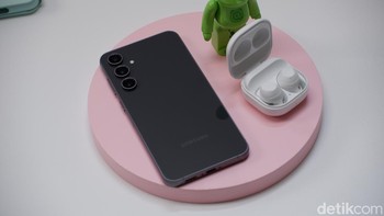 Galaxy S23 FE warna hitam. Foto: Adi Fida Rahman/detikINET