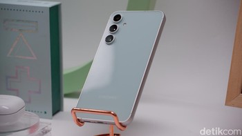 Galaxy S23 FE warna mint. Foto: Adi Fida Rahman/detikINET