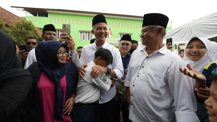 Ganjar Pranowo dipeluk Siswa MTs